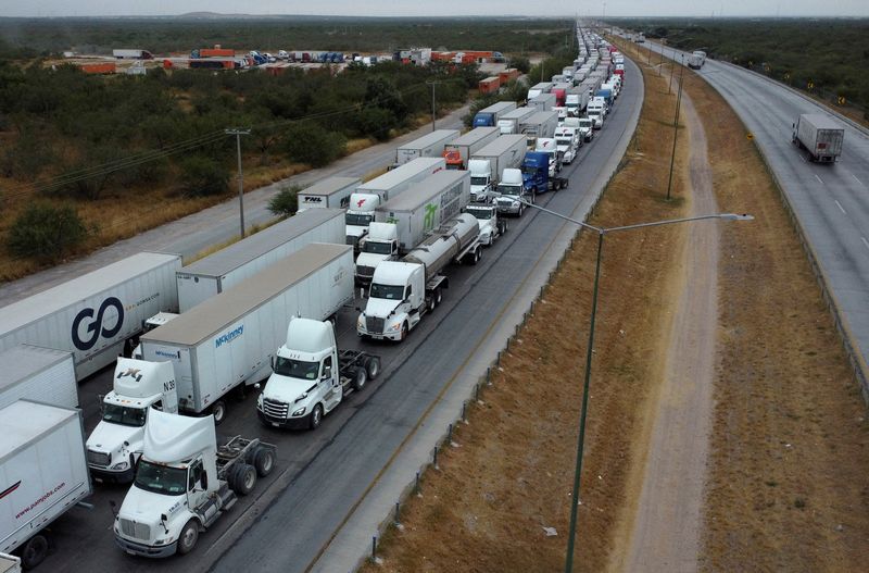 © Reuters. FILE PHOTO: A drone picture shows trucks waiting in line to cross into the United States near the border customs control at the World Trade Bridge, in Nuevo Laredo, Mexico, November 26, 2024. REUTERS/Daniel Becerril/File Photo