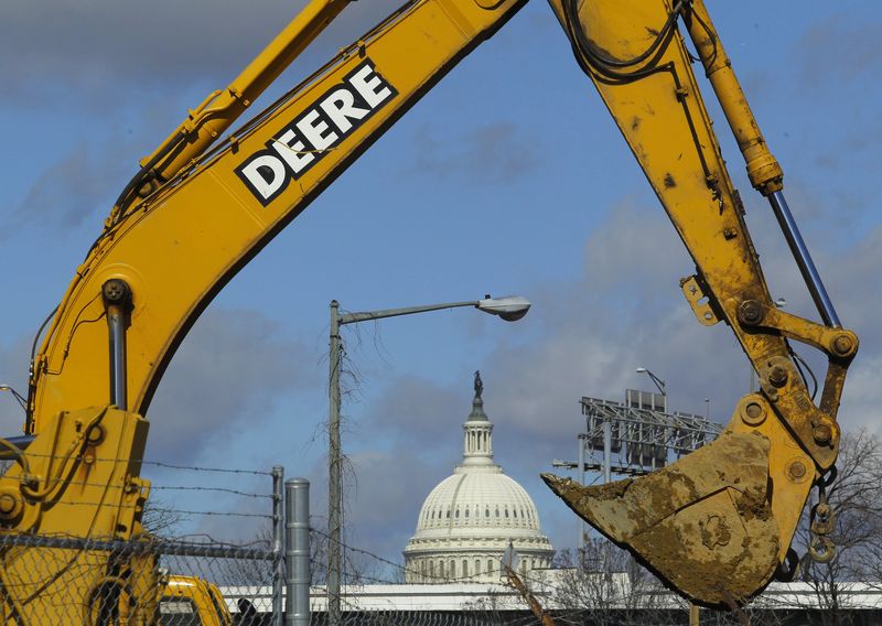 &copy; Reuters. Escavadeira com Capitólio ao fundo em Washingtonn27/02/2013. REUTERS/Gary Cameron/File Photo