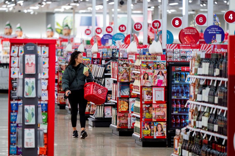 © Reuters. FILE PHOTO: Customers shop at a Target store on the week of Black Friday shopping in Chicago, Illinois, U.S. November 26, 2024.  REUTERS/Vincent Alban/File Photo