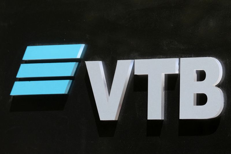 © Reuters. FILE PHOTO: The logo of VTB bank is seen on the bank's headquarters in Tehran, Iran, May 23, 2023. Majid Asgaripour/WANA (West Asia News Agency) via REUTERS/File Photo