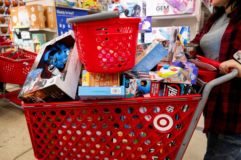 © Reuters. FILE PHOTO: A Target employee moves items at a Target store on the week of Black Friday shopping in Chicago, Illinois, U.S. November 26, 2024.  REUTERS/Vincent Alban/File Photo