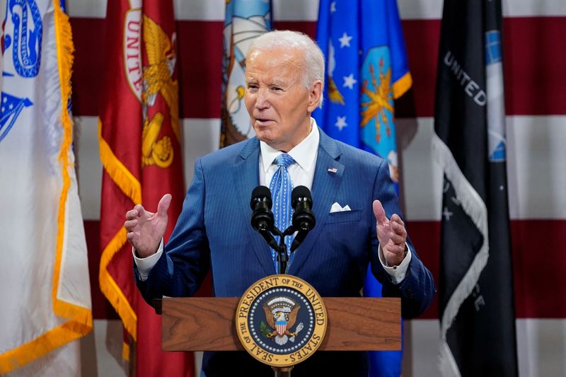 © Reuters. U.S. President Joe Biden speaks during a dinner with U.S. service members and their families ahead of Thanksgiving at U.S. Coast Guard Sector New York on Staten Island, New York, U.S., November 25, 2024. REUTERS/Nathan Howard