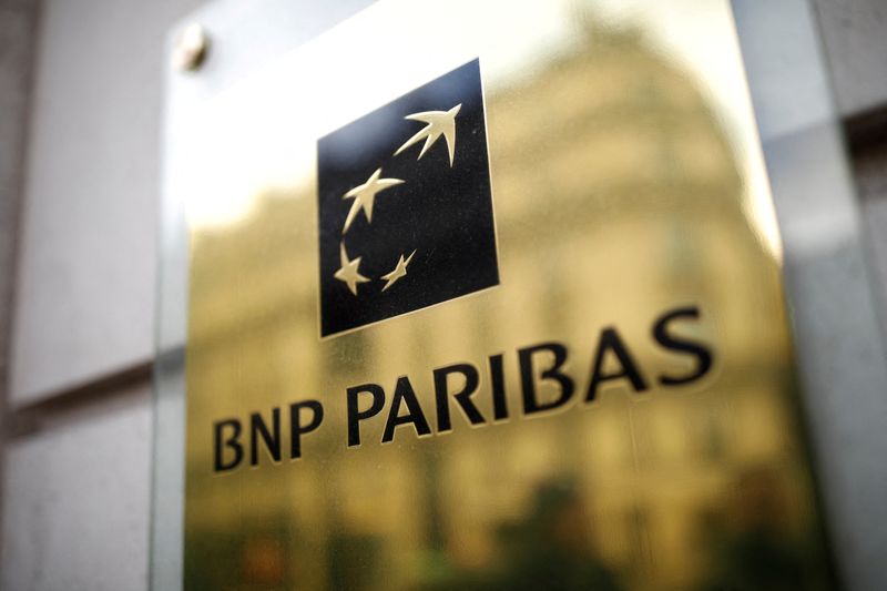 © Reuters. FILE PHOTO: The BNP Paribas logo is seen at a branch in Paris, France, February 4, 2020. REUTERS/Benoit Tessier/File Photo