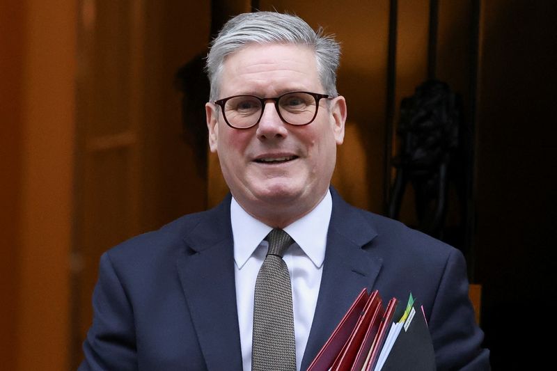 &copy; Reuters. FILE PHOTO: British Prime Minister Keir Starmer exits 10 Downing Street on the day of Prime Minister's Questions in London, Britain, November 27, 2024. REUTERS/Mina Kim/File Photo