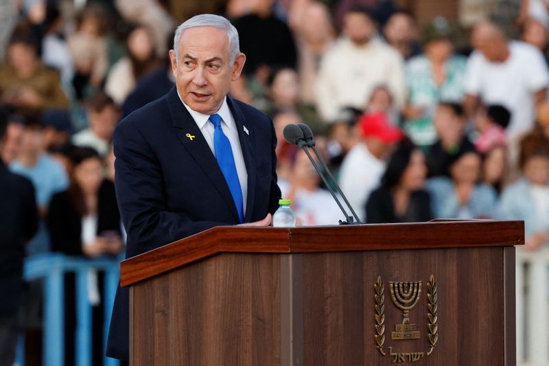 &copy; Reuters. Il premier israeliano Benjamin Netanyahu assiste alla cerimonia per la 70esima coorte di ufficiali militari da combattimento, in una base dell'esercito vicino a Mitzpe Ramon, Israele, 31 ottobre 2024. REUTERS/Amir Cohen