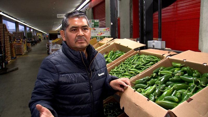 © Reuters. Melquiades Flores, owner of M&M Tomato and Chile Company, speaks as he stands near boxes with produce, in Los Angeles, California, U.S., November 27, 2024, in this screengrab taken from a video. REUTERS TV/via REUTERS