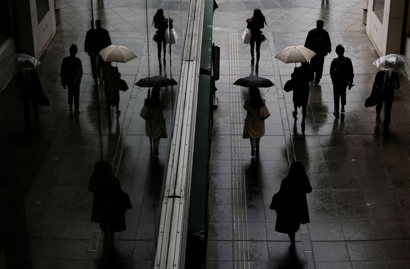 © Reuters. FILE PHOTO: Pedestrians are reflected on a wall of a shopping mall in Tokyo, Japan November 15, 2022. REUTERS/Kim Kyung-Hoon/File Photo