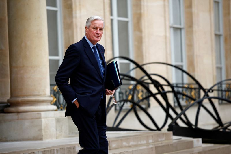 © Reuters. French Prime Minister Michel Barnier leaves following the weekly cabinet meeting at the Elysee Palace in Paris, France, November 27, 2024. REUTERS/Stephane Mahe