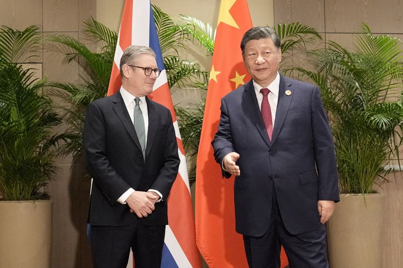 © Reuters. FILE PHOTO: British Prime Minister Keir Starmer attends a bilateral meeting with President Xi Jinping of China, at the Sheraton Hotel, as he attends the G20 summit in Rio de Janeiro, Brazil, November 18, 2024. Stefan Rousseau/Pool via REUTERS/File Photo