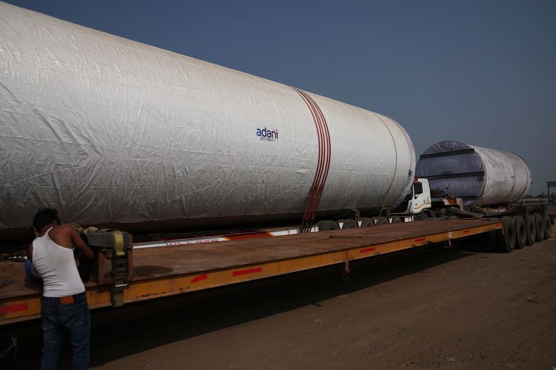 &copy; Reuters. FILE PHOTO: Windmill tubes of Adani Green Energy are loaded on transport trucks along Ahmedabad-Mundra National Highway near Viramgam in the western state of Gujarat, India, November 25, 2024. REUTERS/Amit Dave/File Photo