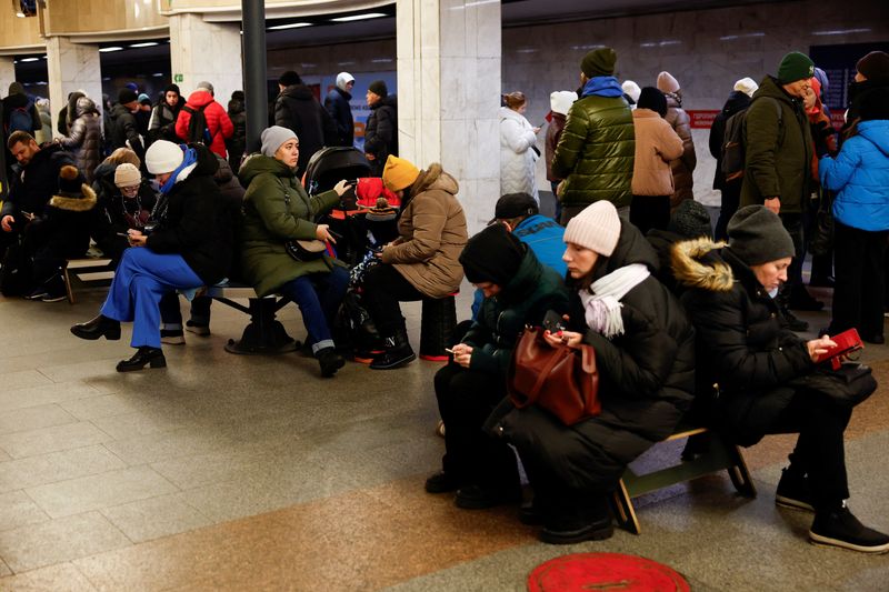 &copy; Reuters. Numerosi civili riparati in una stazione della metro di Kiev durante un attacco militare russo in Ucraina. REUTERS/Alina Smutko