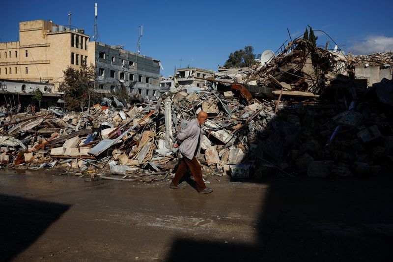 &copy; Reuters. A man walks past rubble of destroyed buildings which was previously a market area, in the southern Lebanese town of Nabatieh, on the second day of the ceasefire between Israel and Hezbollah, Lebanon November 28, 2024. REUTERS/Adnan Abidi