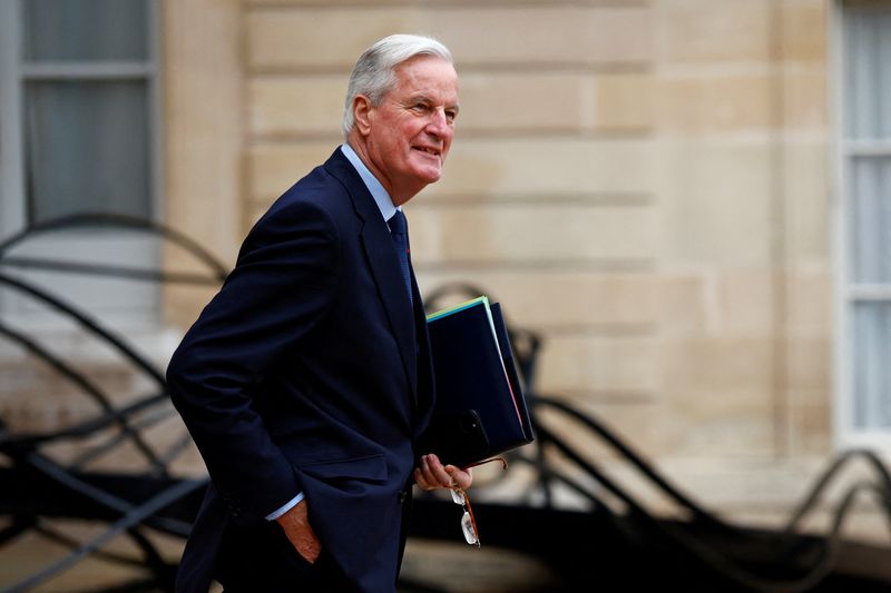 © Reuters. French Prime Minister Michel Barnier leaves following the weekly cabinet meeting at the Elysee Palace in Paris, France, November 27, 2024. REUTERS/Stephane Mahe