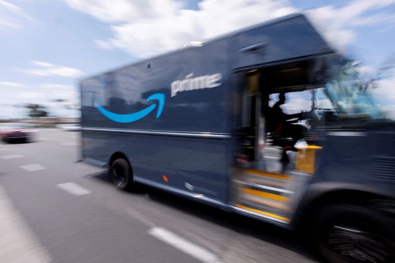 © Reuters. FILE PHOTO: An Amazon Prime delivery van is driven along a city street in Garden Grove, California, U.S., March 29, 2022.  REUTERS/Mike Blake/File Photo