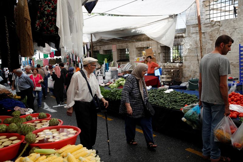 © Reuters. FILE PHOTO: People shop at a fresh market in Istanbul, Turkey, July 5, 2024. REUTERS/Dilara Senkaya/File Photo