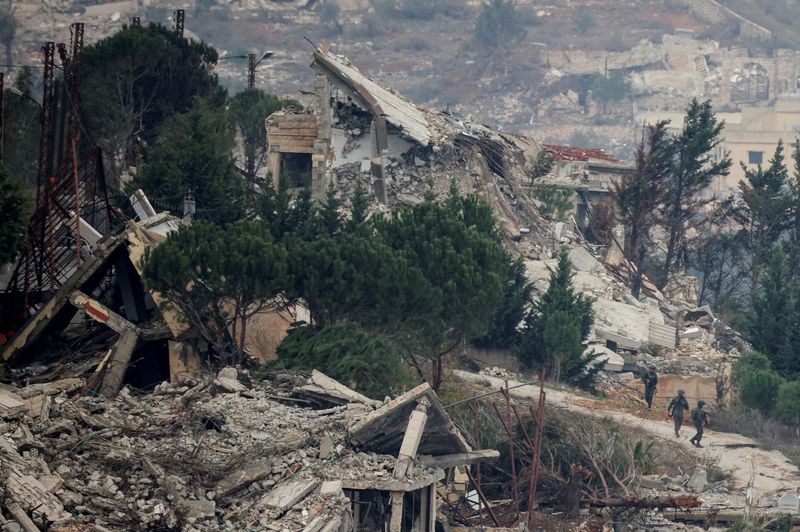 &copy; Reuters. Soldati israeliani pattugliano il villaggio di Adaisseh, nel Libano meridionale, durante il secondo giorno del cessate il fuoco tra Israele e Hezbollah, visto dal lato israeliano del confine, nel nord di Israele, 28 novembre 2024. REUTERS/Stoyan Nenov