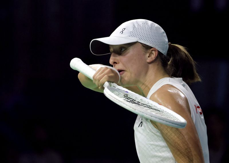 © Reuters. Tennis - Billie Jean King Cup Finals - Semi Final - Poland v Italy - Palacio de Deportes Jose Maria Martin Carpena Arena, Malaga, Spain - November 18, 2024 Poland's Iga Swiatek reacts during her match against Italy's Jasmine Paolini REUTERS/Jon Nazca/File Photo