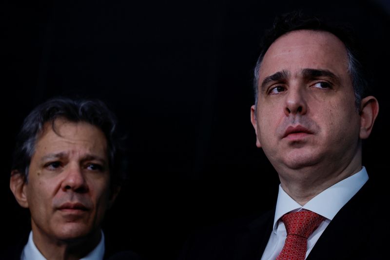 © Reuters. Brazil's Finance Minister Fernando Haddad and Brazil's Senate President Rodrigo Pacheco attend a press conference after meeting with senators at the Federal Senate in Brasilia, Brazil November 28, 2024. REUTERS/Adriano Machado