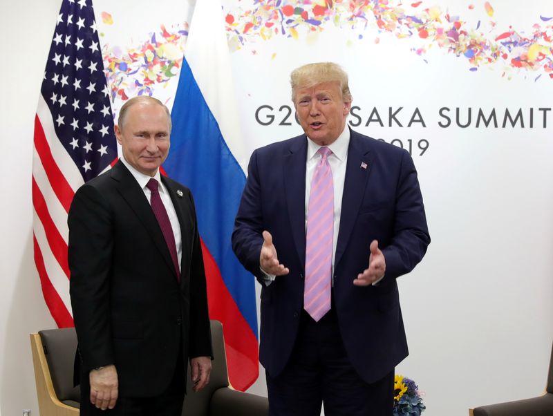 &copy; Reuters. Presidente russo, Vladimir Putin, e Donald Trump em encontro do G20 em Osaka, Japãon18/6/2019 REUTERS/Sputnik/Mikhail Klimentyev/Kremlin