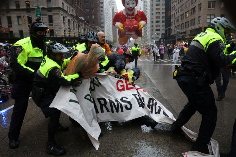 &copy; Reuters. Policiais entram em confronto com manifestantes durante a 98ª Parada do Dia de Ação de Graças da Macy's na cidade de Nova York, EUAn28/11/2024nREUTERS/Brendan McDermid