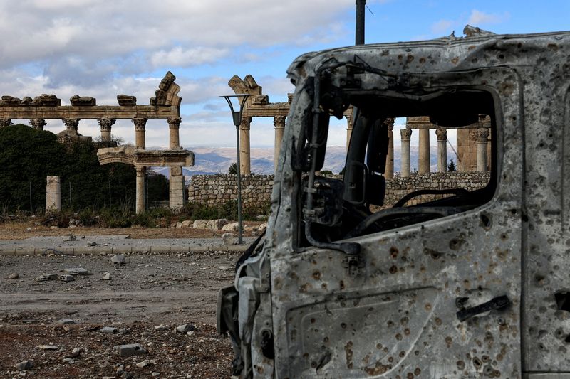 © Reuters. A damaged vehicle sits near the Roman ruins, on the second day of the ceasefire between Israel and Hezbollah, in the eastern city of Baalbek, Lebanon November 28, 2024. REUTERS/Thaier Al-Sudani   