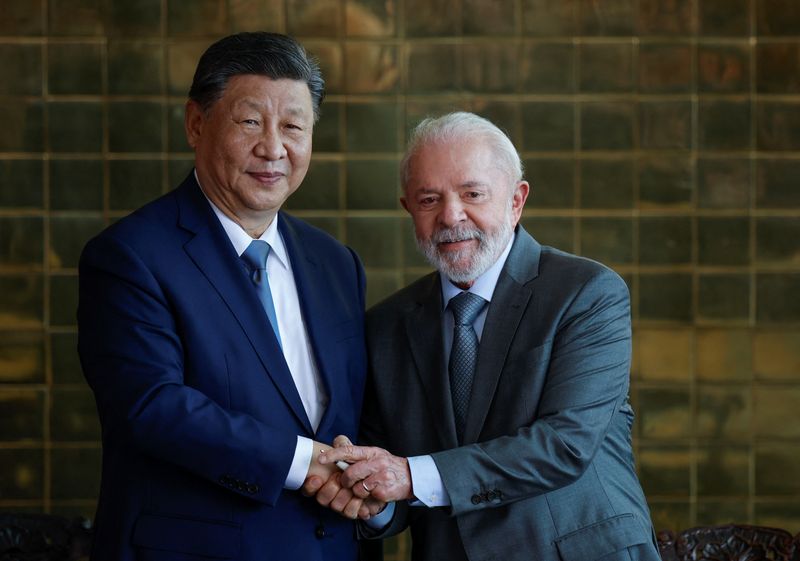 © Reuters. O presidente Luiz Inácio Lula da Silva, e o presidente da China, Xi Jinping, apertam as mãos ao assinarem acordos bilaterais, em Brasília, Brasil
20/11/2024
REUTERS/Adriano Machado