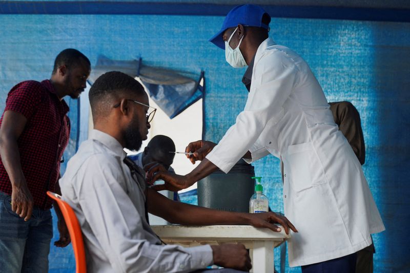 &copy; Reuters. Autoridade de saúde nigeriana administra vacina contra a mpox no Centro Médico Federal em Abuja, Nigérian18/11/2024nREUTERS/Marvellous Durowaiye