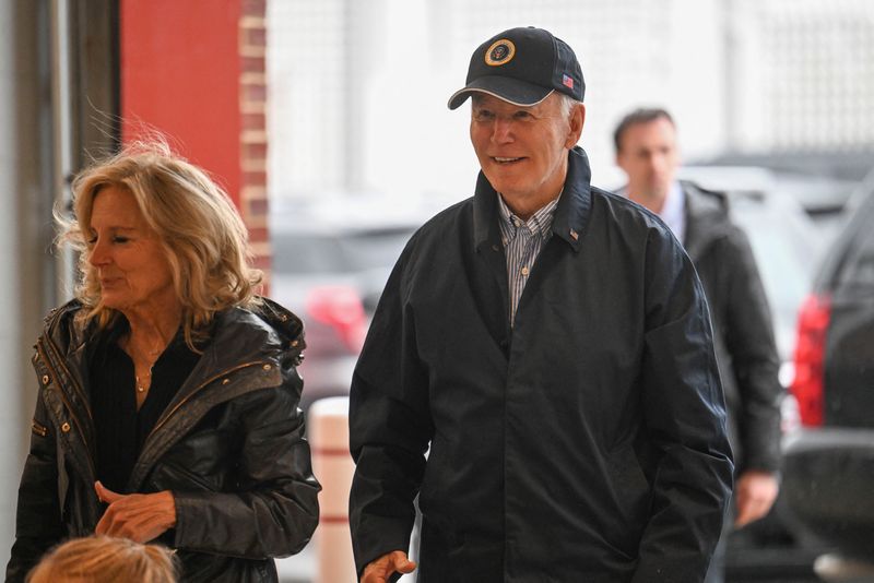 © Reuters. O presidente dos EUA, Joe Biden, acompanhado pela primeira-dama, Jill Biden, em Nantucket, Massachusetts, EUA
28/11/2024
REUTERS/Craig Hudson