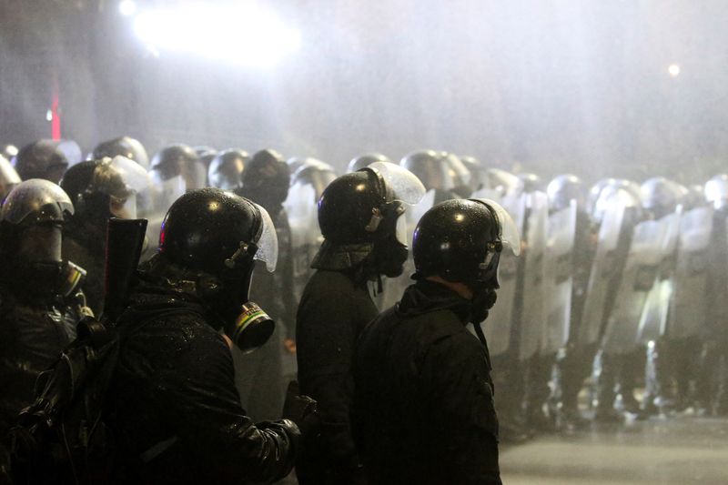 &copy; Reuters. Policiais de choque atuam enquanto apoiadores da oposição da Geórgia participam de manifestação em frente ao prédio do Parlamento em Tbilisi, Geórgian29/11/2024nREUTERS/Irakli Gedenidze