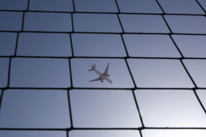 © Reuters. FILE PHOTO: A Qatar Airways plane flies over Dubai, United Arab Emirates, August 20, 2023. REUTERS/Amr Alfiky/File Photo