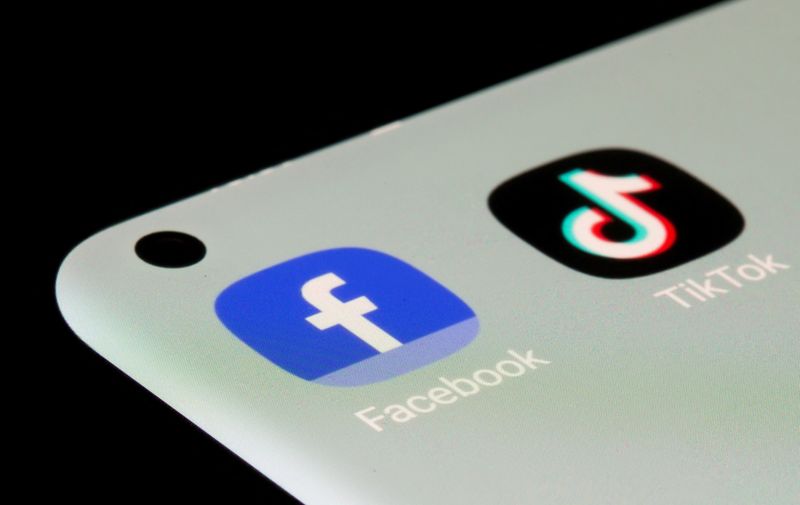 © Reuters. FILE PHOTO: Facebook, TikTok apps are seen on a smartphone in this illustration taken, July 13, 2021. REUTERS/Dado Ruvic/Illustration/File Photo