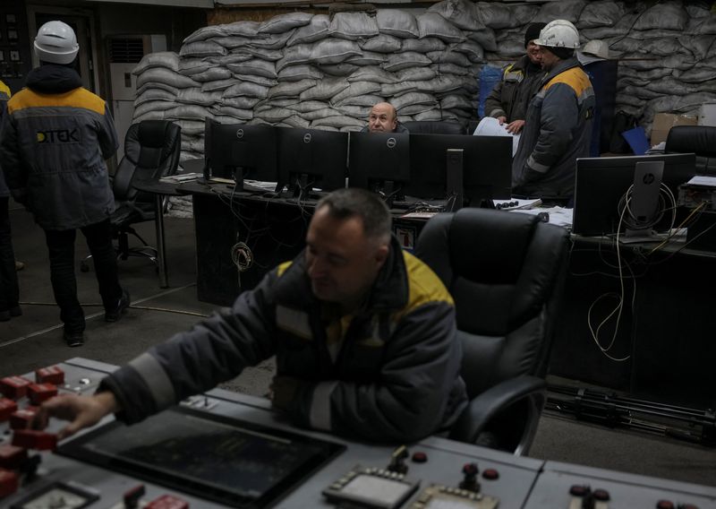 © Reuters. Employees work in a control centre of the thermal power plant damaged by Russian missile strike, amid Russia's attack on Ukraine, in an undisclosed location of Ukraine November 28, 2024. REUTERS/Gleb Garanich