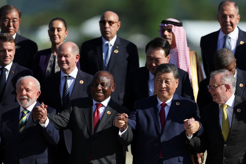 © Reuters. FILE PHOTO: Brazil's President Luiz Inacio Lula da Silva, South Africa's President Cyril Ramaphosa, China's President Xi Jinping, Australia's Prime Minister Anthony Albanese, French President Emmanuel Macron, German Chancellor Olaf Scholz, South Korea's President Yoon Suk Yeol, Japan's Prime Minister Shigeru Ishiba, Mexico's President Claudia Sheinbaum, Saudi Foreign Minister Prince Faisal bin Farhan Al-Saud and Russia's Foreign Minister Sergei Lavrov pose for a group photo accompanied by other leaders during the G20 summit in Rio de Janeiro, Brazil, November 18, 2024. REUTERS/Pilar Olivares/File Photo