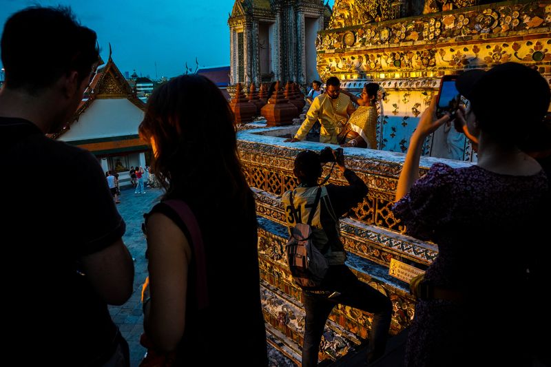 © Reuters. FILE PHOTO: Tourists visit Wat Arun, known as the Temple of Dawn, in Bangkok, Thailand, November 21, 2024. REUTERS/Athit Perawongmetha/File Photo