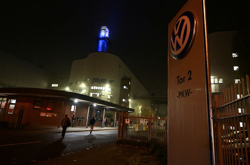 © Reuters. FILE PHOTO: Workers of Europe’s largest carmaker Volkswagen VW arrive for the early morning shift at the VW plant in Osnabrueck, Germany October 28, 2024. REUTERS/Teresa Krueger/File Photo