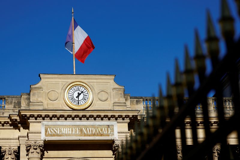 &copy; Reuters. La bandiera francese sopra all'edificio dell'Assemblea Nazionale a Parigi. REUTERS/Stephanie Lecocq