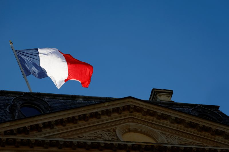 &copy; Reuters. Una bandiera francese sopra al Palazzo dell'Eliseo a Parigi. REUTERS/Stephanie Lecocq