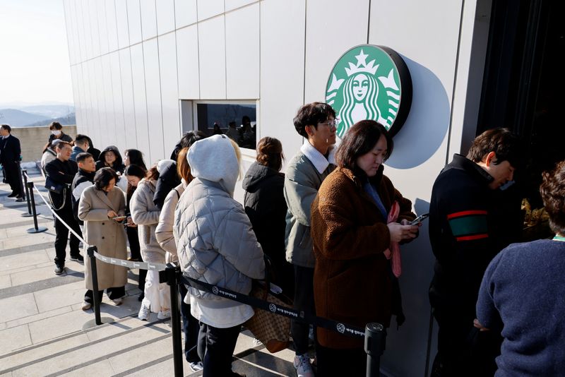 © Reuters. Customers queue up in front of the new store of Starbucks at the top of the Aegibong Peak Observatory, south of the demilitarized zone (DMZ), separating the two Koreas, in Gimpo, South Korea, November 29, 2024. REUTERS/Kim Soo-hyeon