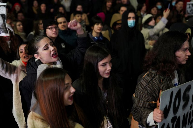 &copy; Reuters. FILE PHOTO: Young people protest against the far-right presidential candidate Calin Georgescu, who entered the run-off of the presidential elections, in Bucharest, Romania, November 25, 2024. REUTERS/Andreea Campeanu/File Photo