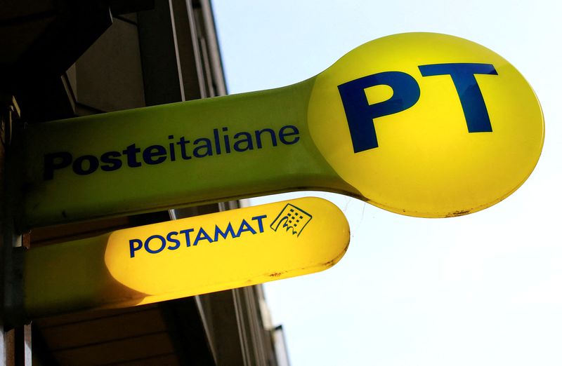 &copy; Reuters. Il logo di Poste Italiane presso una filiale a Roma. Reuters/Tony Gentile