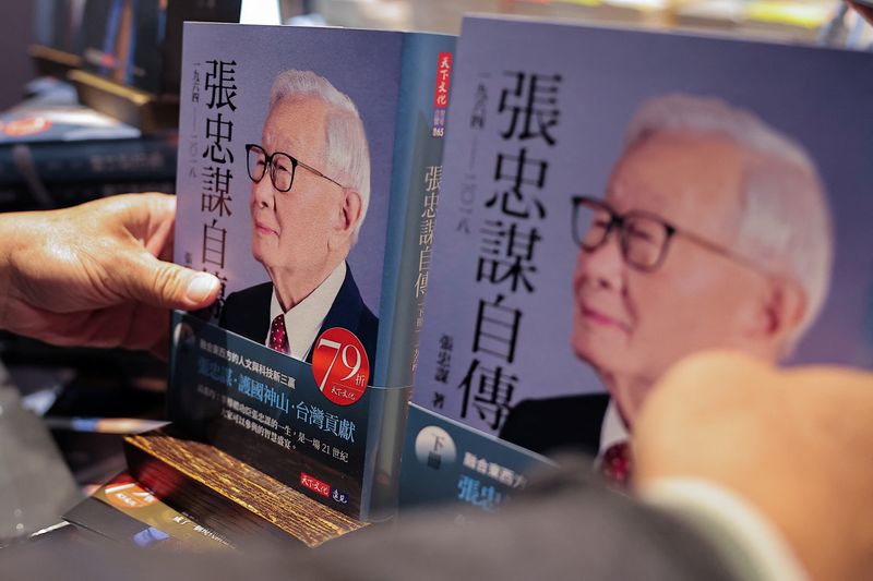 © Reuters. A staff adjusts TSMC's founder Morris Chang's newly released autobiography at a bookstore in Taipei, Taiwan November 29, 2024. REUTERS/ANN WANG