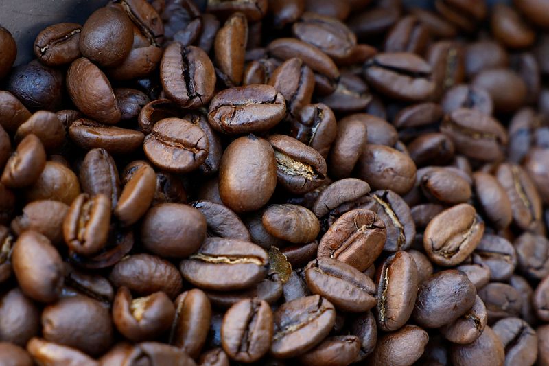 &copy; Reuters. Numerosi chicchi di caffè in mostra in un negozio a Parigi, in Francia. REUTERS/Stephanie Lecocq