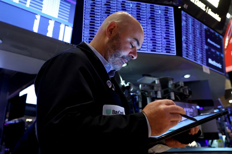 © Reuters. FILE PHOTO: A trader works on the floor at the New York Stock Exchange (NYSE) in New York City, U.S., November 27, 2024.  REUTERS/Brendan McDermid/File Photo