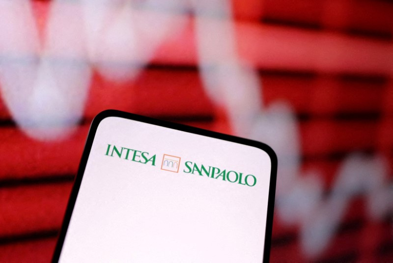 &copy; Reuters. Il logo della banca Intesa Sanpaolo e il grafico delle azioni in calo. REUTERS/Dado Ruvic