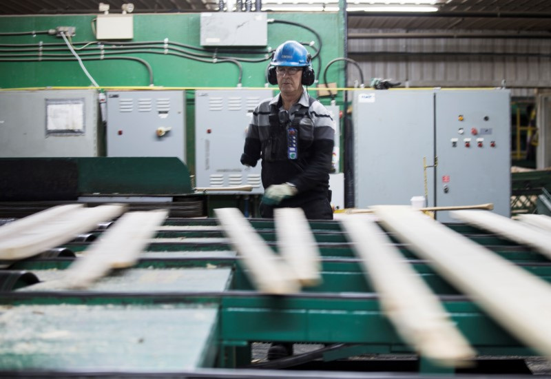 © Reuters. FILE PHOTO: Softwood lumber is processed at Groupe Crete, a sawmill in Chertsey, Quebec, Canada January 17, 2018. REUTERS/Christinne Muschi/File Photo