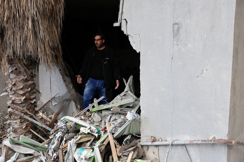 &copy; Reuters. A resident of Baalbek, Hamza al Outa, stands in his destroyed kitchen in Baalbek, after the ceasefire between Israel and Hezbollah, Lebanon November 28, 2024. REUTERS/Thaier Al-Sudani