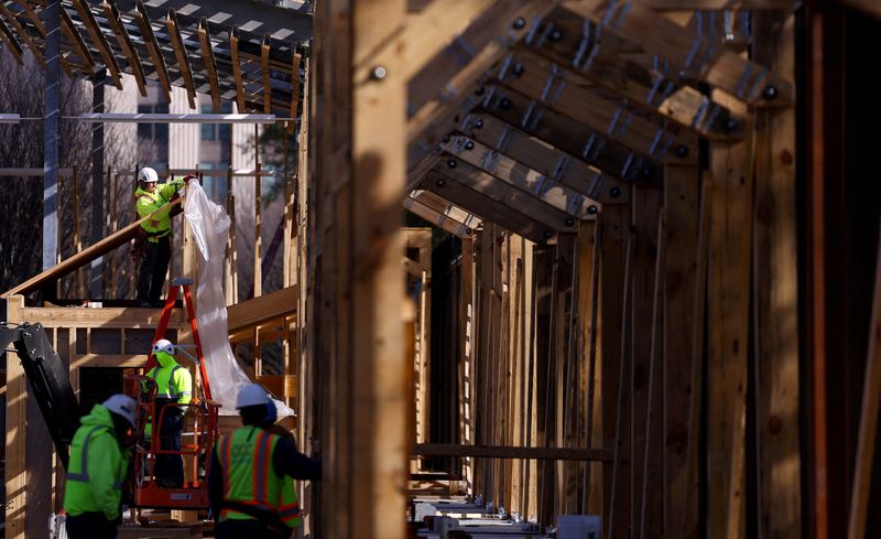 © Reuters. FILE PHOTO: Construction workers work on a structure in front of the White House in Washington, US, November 13, 2024. REUTERS/Hannah McKay/File Photo