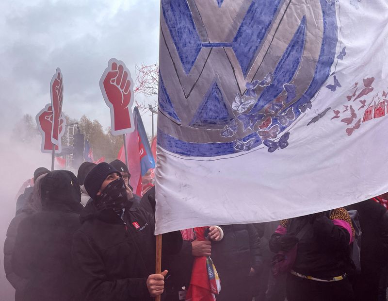 &copy; Reuters. Lavoratori Volkswagen provenienti da fabbriche di tutta la Germania si riuniscono davanti alla Volkswagen Arena, in vista dei colloqui tra sindacati e dirigenza sui tagli salariali a Wolfsburg, Germania, 21 novembre 2024.  REUTERS/Victoria Waldersee