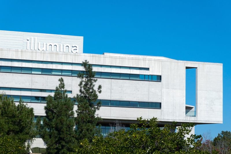 © Reuters. FILE PHOTO: An Illumina office building is shown in San Diego, California, U.S.,October 20, 2023. REUTERS/Mike Blake/File Photo