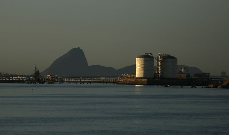 &copy; Reuters. Tanques de armazenamento de gás natural são fotografados na Baía de Guanabara com o Pão de Açúcar ao fundo, no Estado do Rio de Janeiron19/11/2014nREUTERS/Pilar Olivaresnn 19, 2014. REUTERS/Pilar Olivares (BRAZIL - Tags: ENERGY)